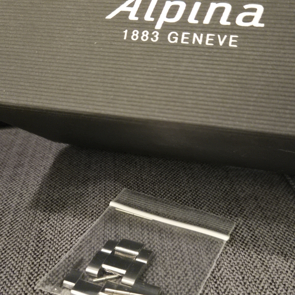 Alpina Alpiner Quartz Watch 42mm - Picture 7 of 12